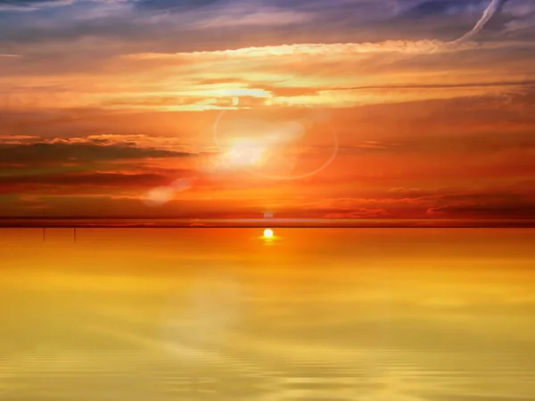 黄金のオレンジの夕日劇的な曇天ライラックピンクの海の水の反射日光夜の夏の海の風景 — ストック写真
