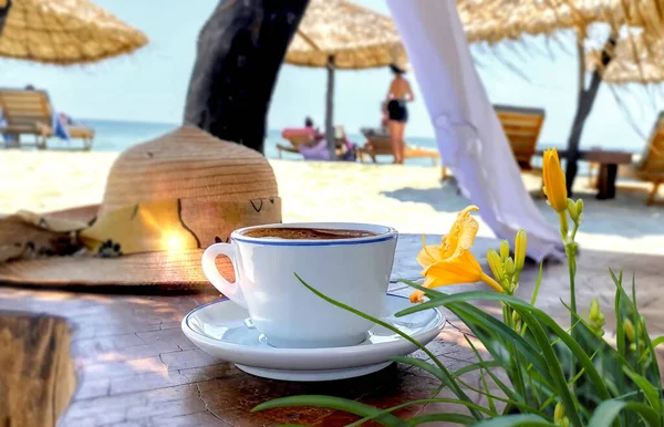 Playa Verano Grecia Taza Café Mesa Madera Playa Cielo Azul — Foto de Stock