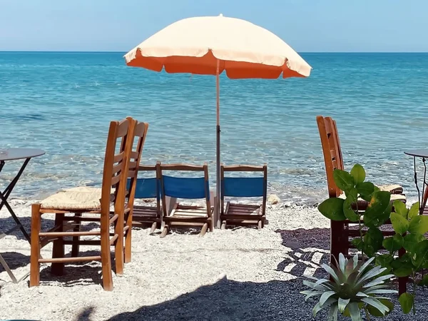 Sea Water Splash Straw Umbrellas Wooden Deck Chairs Wooden Table — Stock Photo, Image