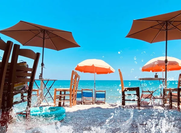 Deniz Suyu Hasır Şemsiyeler Ahşap Iskemleler Yatak Masası Mavi Gökyüzü — Stok fotoğraf