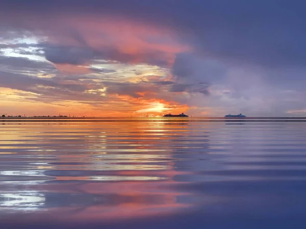 Dramatic Sunset Sunbeam Orange Gold Lilac Clouds Dark Sky Sunbeam — Stock Photo, Image