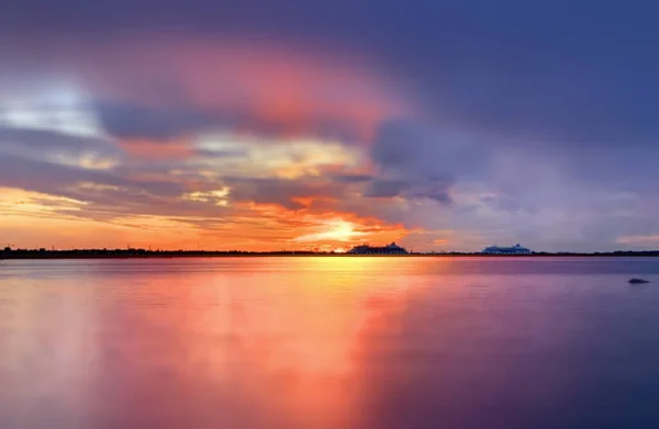 Δραματικό Ηλιοβασίλεμα Ηλιαχτίδα Πορτοκαλί Χρυσό Λιλά Σύννεφα Στο Σκοτεινό Ουρανό — Φωτογραφία Αρχείου