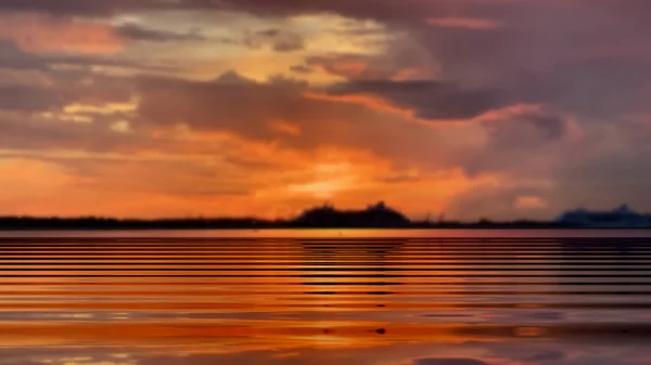 Солнечный Луч Впечатляющем Закате Оранжевое Золото Сиреневые Облака Темном Небе — стоковое фото