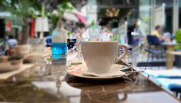 Чашка Кофе Столом Уличном Кафе Люди Расслабляются Гуляют Летнем Городке — стоковое фото