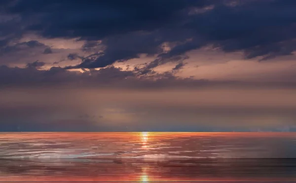 Bulutlu Pembe Gökyüzü Altın Sarısı Günbatımı Mavi Yıldızlı Deniz Manzarası — Stok fotoğraf