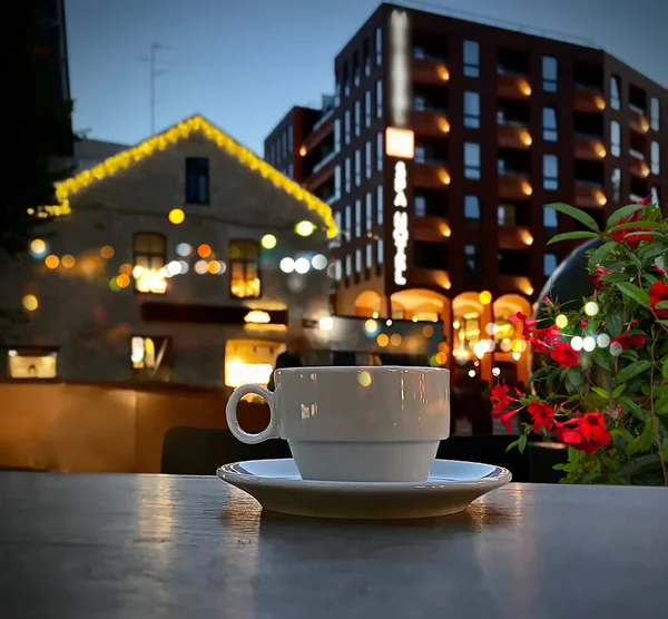 Чашка Кофе Столе Ночного Кафе Столы Улица Города Размытые Светлые — стоковое фото