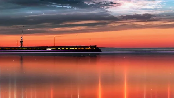 Roze Oranje Zonsondergang Pier Zee Horizon Promenade Met Wazig Nachtlicht — Stockfoto