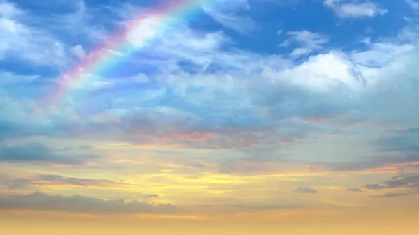 Arco Iris Cielo Azul Nubes Blancas Esponjosas Paisaje Skyline Naturaleza — Foto de Stock