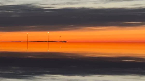 Dramatic Sunset Fluffy Dark Clouds Reflection Sea Water Orange Sky — Stock Photo, Image