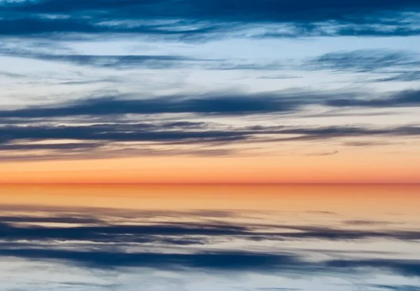 劇的な日没ふわふわの暗い雲の反射海の水オレンジ色の空のビーム自然風景 — ストック写真