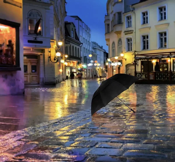 Temps Pluvieux Ville Nuit Parapluie Noir Sur Trottoir Rue Médiévale — Photo
