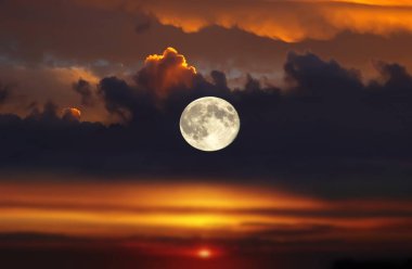 Gün batımında büyük ay dramatik bulutlu gece yıldızlı gökyüzü mavi turuncu sarı kozmik evren ışıltıları 