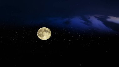 Yıldızlı gökyüzünde dolunay koyu mavi bulutlu gece deniz manzarası 