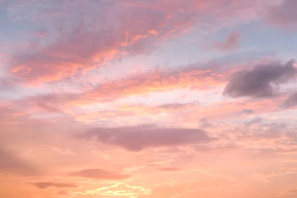 Naranja Rosa Puesta Sol Esponjosas Nubes Blancas Sobre Fondo Azul — Foto de Stock