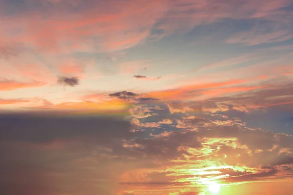Rosa Puesta Sol Esponjosas Nubes Blancas Sobre Fondo Azul Cielo — Foto de Stock