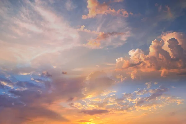 Rosa Puesta Sol Esponjosas Nubes Blancas Sobre Fondo Azul Cielo — Foto de Stock