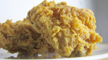 Lezzetli Çıtır Çıtır Arkadaş Tavuğu 'nu kapatın. Mutfak içeriği için uygun. Tangerang Selatan, Endonezya - 8 Eylül 2021.    