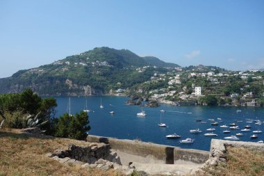 Aragon şatosundan Ischia adası manzarası