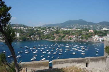 Ischia Adası 'nın panoramik manzarası