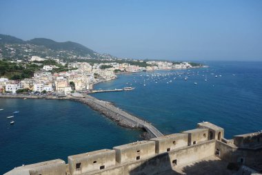 Ischia Adası 'nın panoramik manzarası