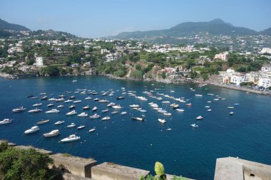 İtalya 'daki Aragon şatosundan Ischia Adası manzarası