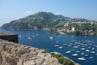 İtalya 'daki Aragon şatosundan Ischia Adası manzarası