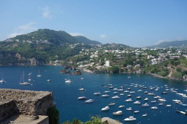 İtalya 'daki Aragon şatosundan Ischia Adası manzarası