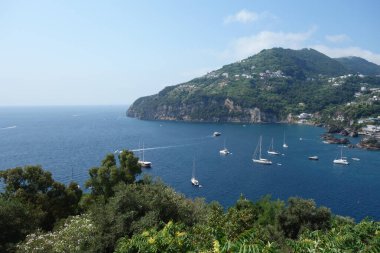 İtalya 'daki Aragonese Kalesi' nden Ischia Adası 'nın panoramik manzarası