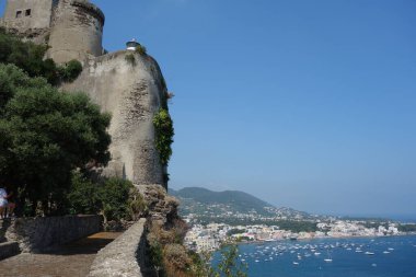İtalya 'daki Aragonese Kalesi' nden Ischia Adası 'nın panoramik manzarası