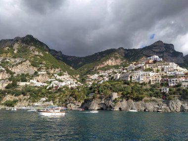 Napoli, İtalya 'daki Ischia Adası' na giden tekne.