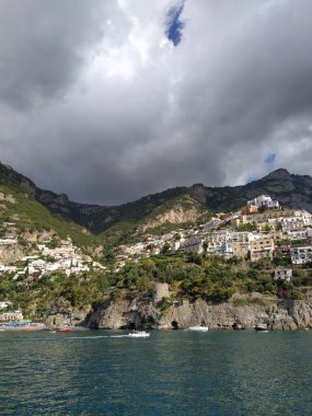 Napoli, İtalya 'daki Ischia Adası' na giden tekne.