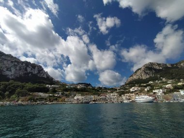 Napoli, İtalya 'daki Ischia Adası' na giden tekne.