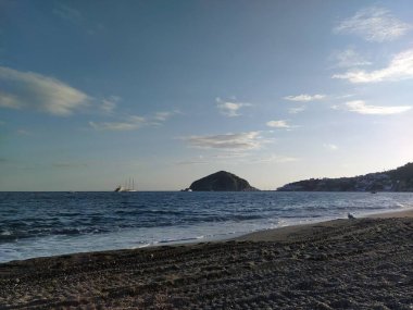 İtalya 'nın Ischia adasındaki Maronti sahilinde gün batımı