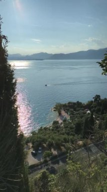 İtalya, Garda Gölü 'ndeki Sirens Körfezi manzarası