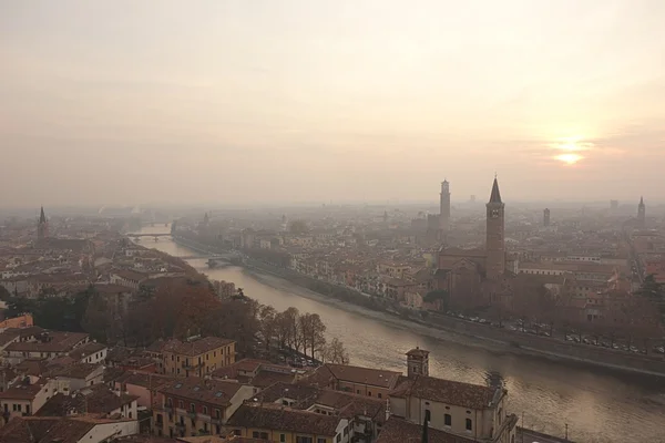 Imagen de la puesta de sol en la niebla Verona —  Fotos de Stock