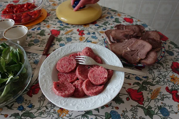 Imagen del plato cotechino en la mesa —  Fotos de Stock