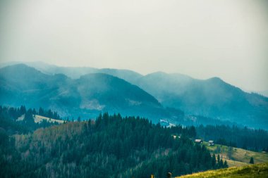 Dağlar kış tesisi sessizliği Güzel manzara temiz hava