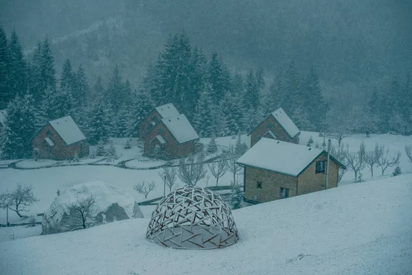 겨울의 산들은 고요하고 아름다운 공기를 즐긴다 — 스톡 사진