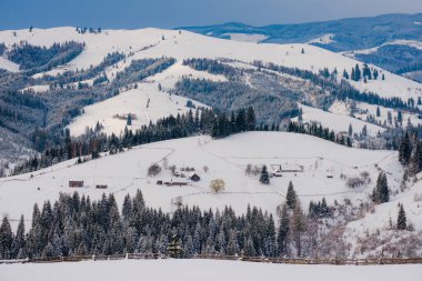 Dağlarda yeni yıl karı, dağların ve ağaçların güzel manzarası dallar ve kış havası.