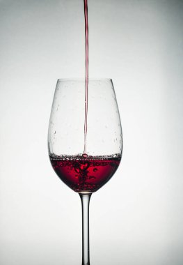 Bardakta şarap çok güzel kabarcıklar çok yakın çekim beyaz ve siyah kırmızı