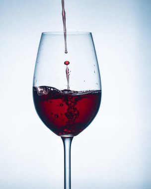 Bardakta şarap çok güzel kabarcıklar çok yakın çekim beyaz ve siyah kırmızı