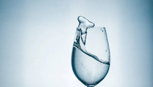 Vatten Ett Glas Form Ett Glas Stänk Vatten Vacker Stänk — Stockfoto