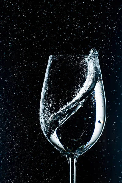 Woda Szklance Czarnym Tle Rozpryskami Jest Bardzo Pięknie Przydatna Zdrowa — Zdjęcie stockowe