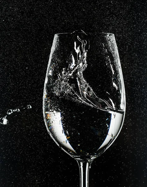 Vatten Ett Glas Svart Bakgrund Med Stänk Mycket Vackert Användbar — Stockfoto