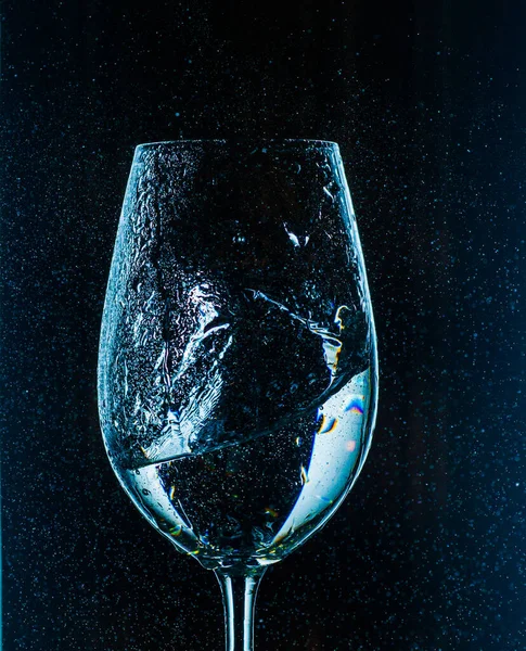 Wasser Einem Glas Auf Schwarzem Hintergrund Mit Spritzern Ist Sehr — Stockfoto