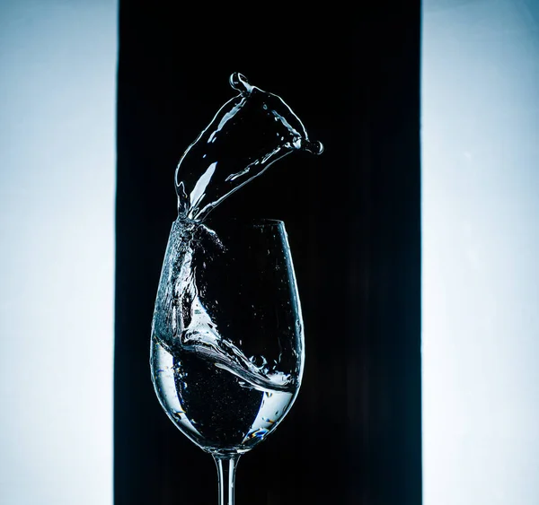 Vatten Ett Glas Svart Bakgrund Med Stänk Mycket Vackert Användbar — Stockfoto