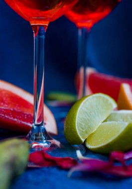 Aperol kokteyli, bir sürü meyve, bir sürü şampanya, harika bir tat ve güzel bir manzara.