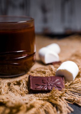 Büyük bardakta marşmelovlu güzel kakao.