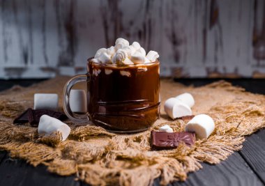 Büyük bardakta marşmelovlu güzel kakao.