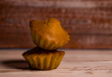 Lezzetli hafif kekler, şekersiz yakın plan ve koyu arka plan.